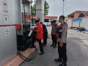 Antisipasi Kecurangan Harga dan Kualitas Polsek Sukorejo Monitoring Beberapa SPBU