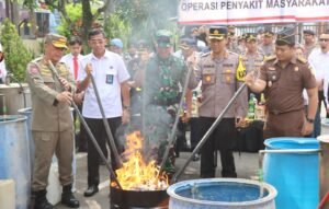 Hasil Operasi Pekat Semeru 2024, Polres Malang Musnahkan Ribuan Botol Miras