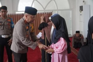 Kapolres Pasuruan Bagikan 725 Paket Beras Zakat Fitrah ke Anak Yatim dan Duwafa