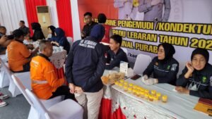 Cek Kesehatan dan Tes Urine Kru Bus Polisi Pastikan Mudik Aman