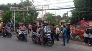 Ramadhan Berkah, DPC LSM Penjara Indonesia Bagi-Bagi Takjil Didepan Mapolsek Keboncandi