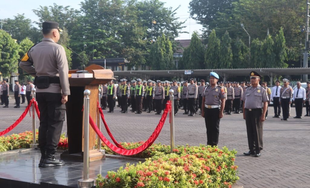 Kapolres Pasuruan Pimpin Upacara Korp Raport Sekaligus Pemberian Reward Anggota Polri dan Masyarakat