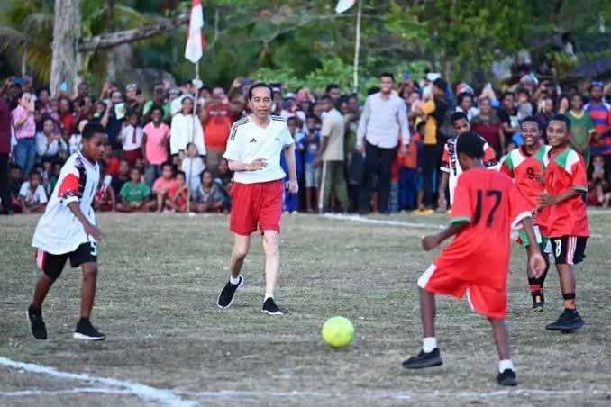 Menjelang Akhir Masa Jabatan, Presiden Jokowi Ajak Masyarakat Gorontalo Bermain Sepak Bola