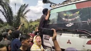 Aksi Demo PKS Pulo Padang Kian Anarkis, Pendemo Pertontonkan Aksi Panjat Truck Layaknya Film Kera Sakti