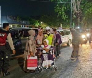 Aksi Polwan Polres Lumajang Sigap Bantu Calon Jamaah Haji Lansia