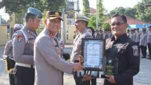 Berprestasi, Kapolres Probolinggo Kota Ganjar Anggota dan PHL Dengan Reward