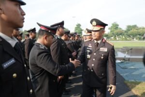 Hari Lahir Pancasila Kapolda Jatim Beri Penghargaan untuk 120 Anggota Berprestasi