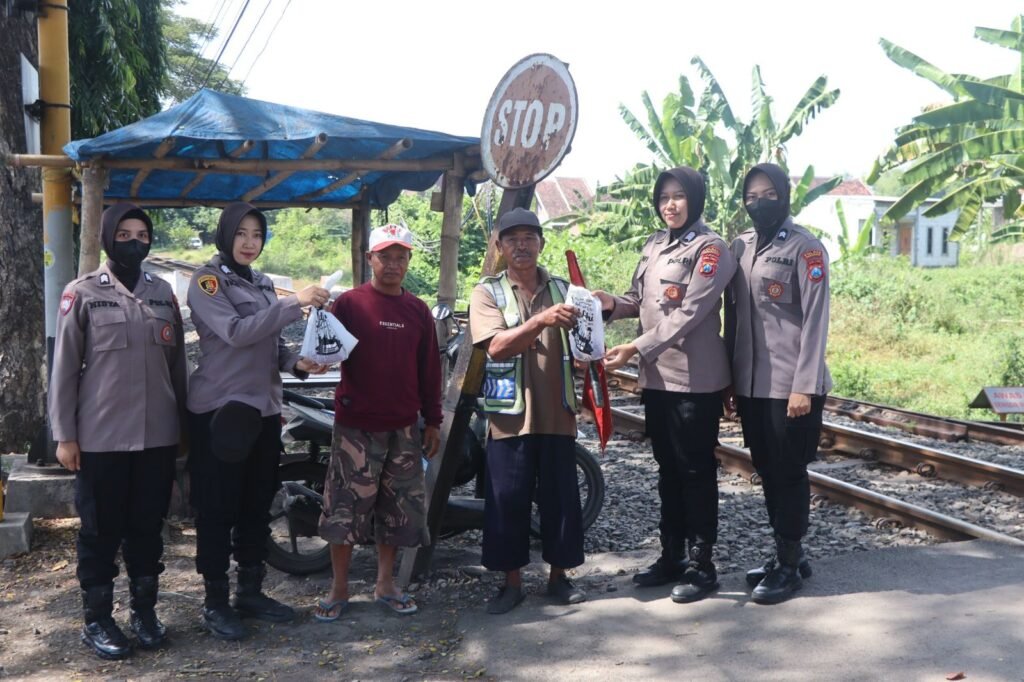 Polwan Polres Pasuruan Bagikan Daging Qurban Kepada Penjaga Palang Perlintasan KA