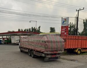 Bandel..!! Terindikasi Penyalahgunaan BBM Jenis Solar di SPBU Bypass Krian Sidoarjo, Diduga Ada Backing Oknum Anggota