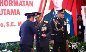 Pemberian Tanda Kehormatan Bintang Bhayangkara Utama (BBU) Wujud Komitmen Kokohnya Sinergisitas TNI-Polri Selama Ini