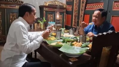 Presiden Prabowo dan Jokowi Nikmati Makanan Khas Solo di Angkringan