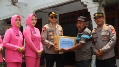 Kapolres Trenggalek Salurkan Bansos Bagi Warga Terdampak Bencana Hidrometeorologi