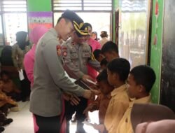 Kunjungi Sekolah Dasar Dipedesaan, Kapolres Tuban Berbagi Makan Siang Bergizi Gratis