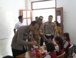 Polisi Peduli, Polres Malang Berbagi Makanan Bergizi untuk Pelajar Terdampak Banjir