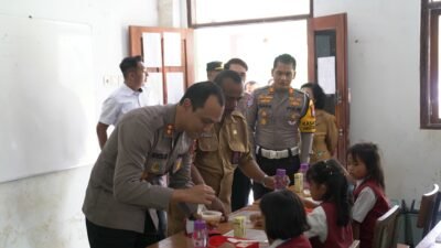 Polisi Peduli, Polres Malang Berbagi Makanan Bergizi untuk Pelajar Terdampak Banjir