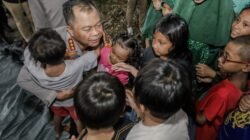 Kapolrestabes Surabaya Makan Bergizi Bersama Anak-Anak Jalanan dan Pemulung di Dukuh Kupang Barat