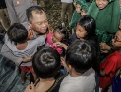 Kapolrestabes Surabaya Makan Bergizi Bersama Anak-Anak Jalanan dan Pemulung di Dukuh Kupang Barat