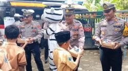 Program Mobil Cinta Polres Nganjuk Bagikan Makanan Bergizi Gratis untuk Generasi Emas