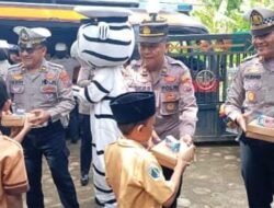 Program Mobil Cinta Polres Nganjuk Bagikan Makanan Bergizi Gratis untuk Generasi Emas