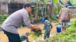 Jumat Bersih Polres Nganjuk Bersama TNI dan Warga Bersihkan Saluran Air